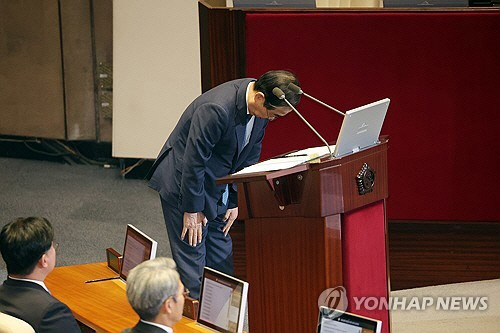 한덕수 국무총리가 11일 오후 '윤석열 대통령 위헌적 비상계엄 선포 내란행위 관련 긴급 현안질문'이 진행되는 국회 본회의에서 고개숙여 사과하고 있다. [연합뉴스]